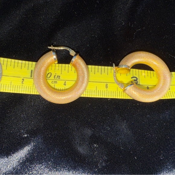 14K Yellow Gold Woven Mesh Textured Hoop Earrings - Picture 6 of 13